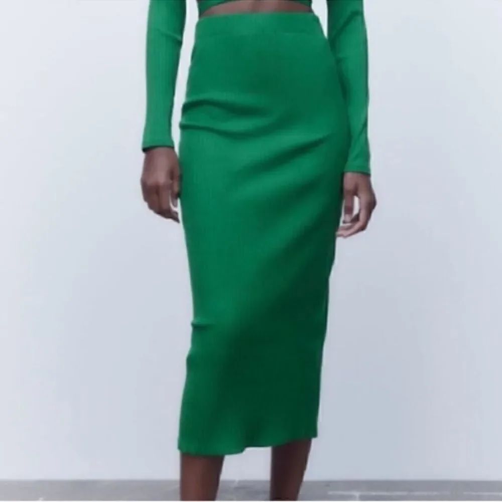 Zara Black Ribbed Midi Skirt(Size Medium)